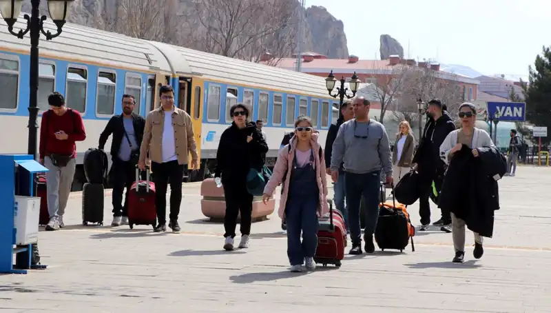 İranlı Turistlerin Nevruz'da Van'a Saldırısı: Şehrin Dördüncü Görkemi