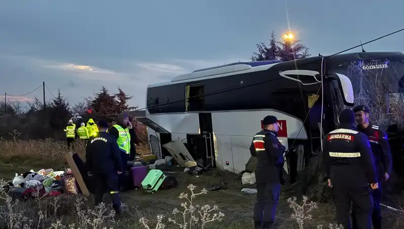 Çanakkale'de Kontrolden Çıkan Otobüs Şarampole Uçtu: Yaralar Açıkta Kaldı