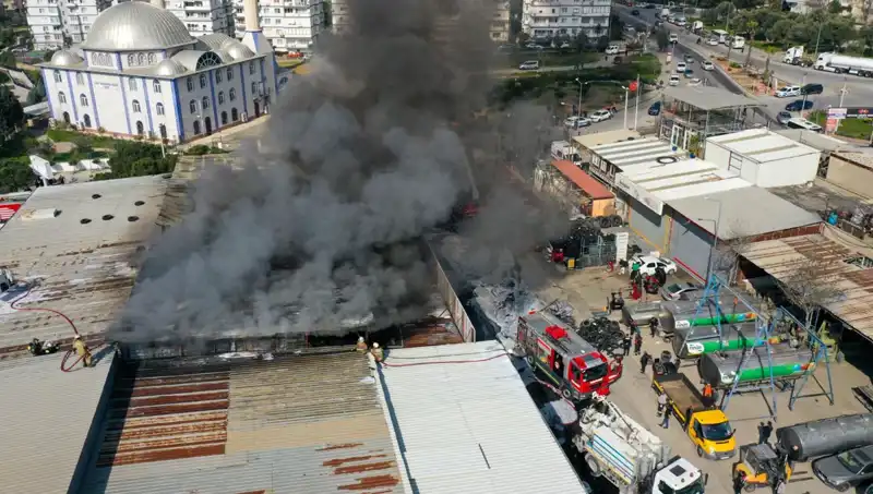 İzmir'de Oto Lastikçide Çıkan Yangın, Hızla Yayılıyor: Neler Oluyor?