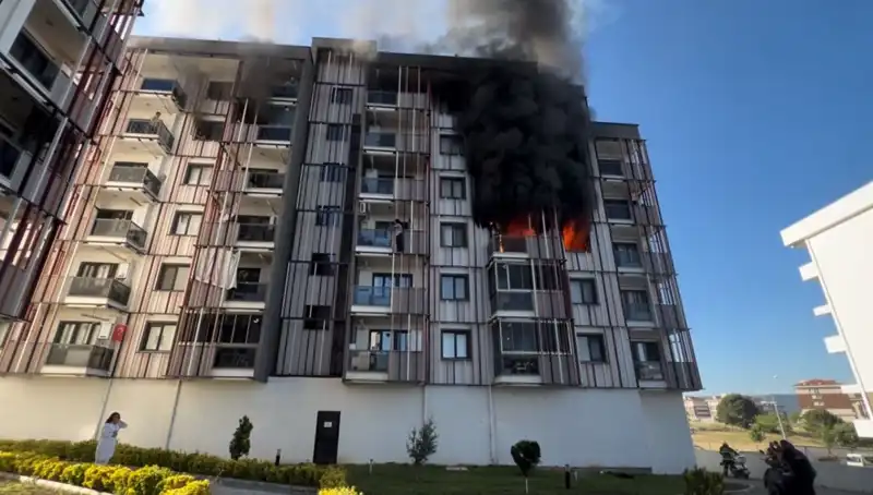 Çanakkale'de Gece Yarısı Yangın Panik Yarattı, Vatandaşlar Fırtına Gibi Koştu