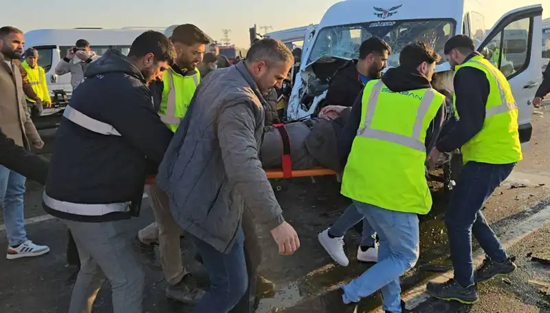 İki İşçi Servisinin Kafa Kafaya Çarpışması: Kazanın Ayrıntıları ve Sonuçları
