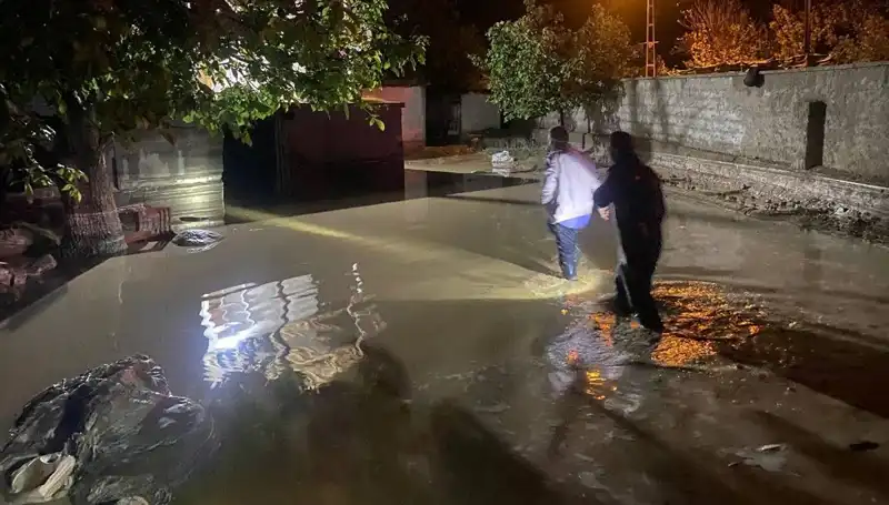Kısa Sürede Gelen Yağışın Ardından Sel Faciası: 1 Ev Çöktü, 3 Ev Boşaltıldı