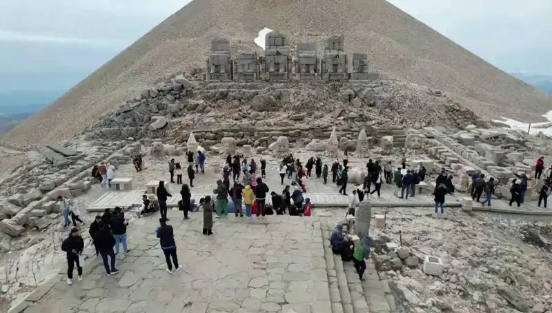 Nemrut Dağı Bayramda Ziyaretçi Akınına Uğradı: Neden Bu Kadar Kalabalık?