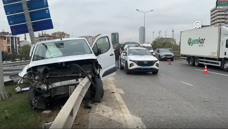 Otoyolda Meydana Gelen Feci Kaza: Araç Bariyerlere Ok Gibi Saplandı