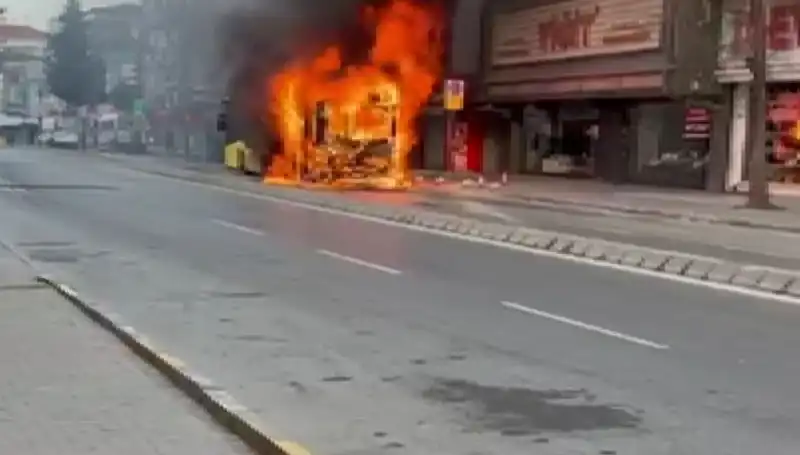 Ümraniye'de Korku Dolu Anlar: Birden Alev Alan Araç Zamanı Durdurdu