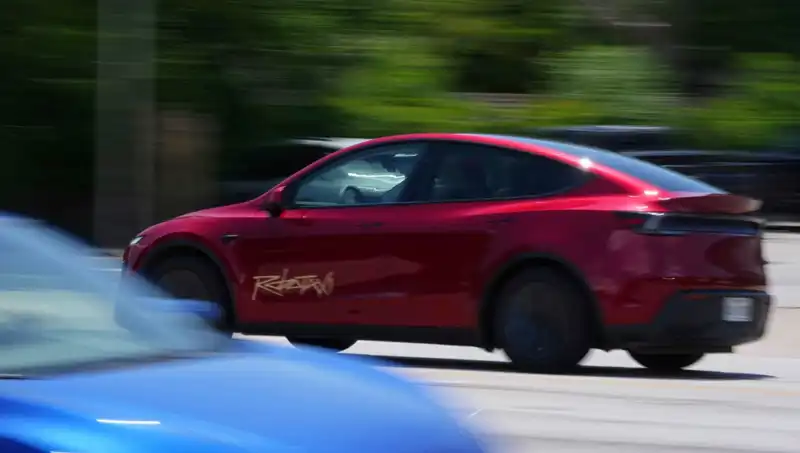 Musk'ın Robotaxi Deneyimi, Hız Sınırını Aşarak Felakete Dönüştü